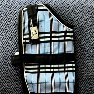 Thinsulate Smartpak waterproof Doggie parka with adjustable Velcro straps.